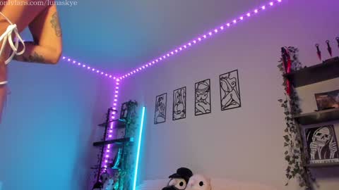 Snapshot of xlunaskye chatting on 01/06/26, 09:02 online show from 01/06/26, 09:02