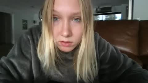Snapshot of xmckennalynn chatting on 11/17/25, 06:24 xmckennalynn online show from 11/17/25, 06:24