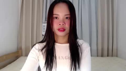 Snapshot of xo_worth_it chatting on 06/08/26, 04:29 nathalie online show from 06/08/26, 04:29