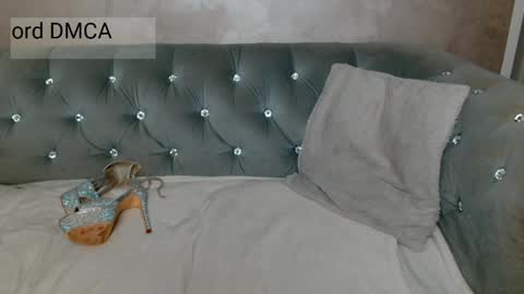 xqueencarox online show from 04/14/26, 12:05