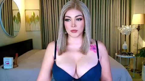 Snapshot of xxbedroombeautyxx chatting on 09/30/25, 12:37 MISS NATALIA online show from 09/30/25, 12:37