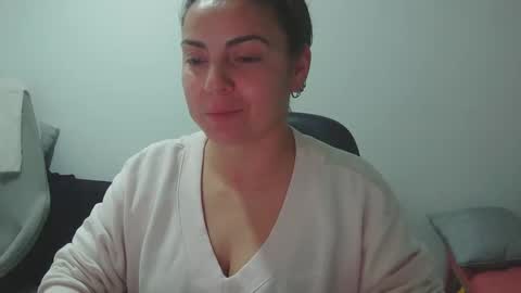 Snapshot of xxbeyotaxx chatting on 10/27/25, 10:58 beyota online show from 10/27/25, 10:58