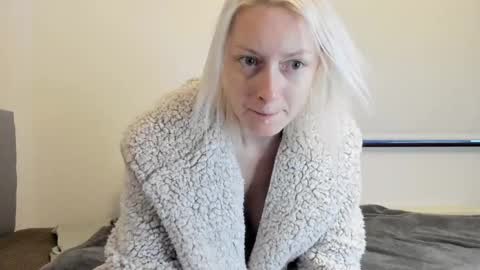 Snapshot of xxkimber_bentonxx chatting on 12/11/24, 10:58 Next online Monday to Friday 10am till 2pm UK time online show from 12/11/24, 10:58