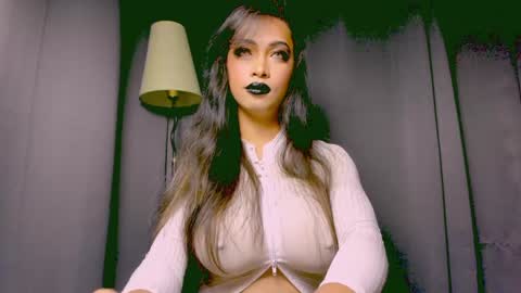 Snapshot of xxsexyandhotxx chatting on 01/23/25, 05:10 Lara online show from 01/23/25, 05:10