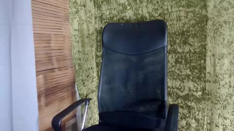 Snapshot of xxskinny_alonzoxx chatting on 12/10/24, 12:50 Ali online show from 12/10/24, 12:50