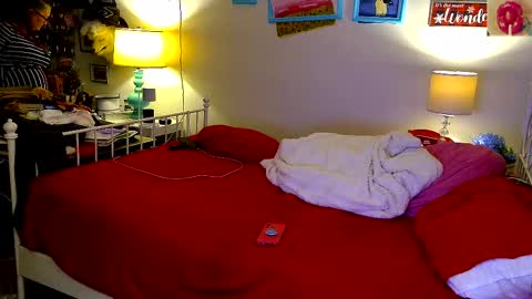 Strawberry Jane online show from 12/23/25, 07:17