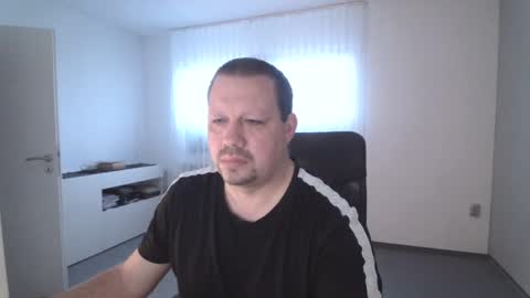 Snapshot of xxstrikerxx chatting on 12/19/24, 08:23 Eddi online show from 12/19/24, 08:23