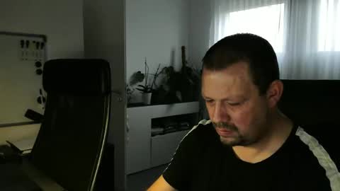 Snapshot of xxstrikerxx chatting on 10/16/25, 05:52 Eddi online show from 10/16/25, 05:52