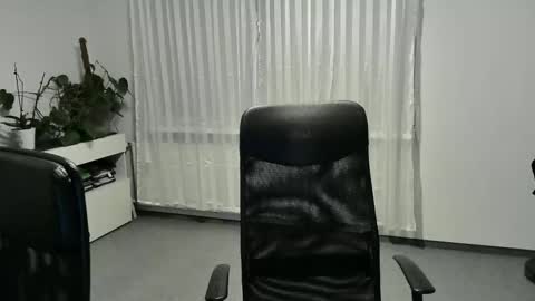 Snapshot of xxstrikerxx chatting on 10/17/25, 04:20 Eddi online show from 10/17/25, 04:20