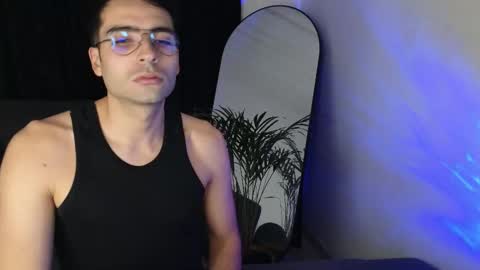 Snapshot of xxxvandersexxx chatting on 10/23/25, 01:05 July and Fer online show from 10/23/25, 01:05