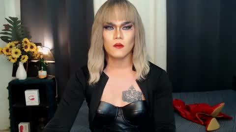 Snapshot of xyournightmarequeenx chatting on 12/16/24, 02:15 QueenMarina online show from 12/16/24, 02:15