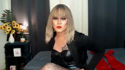 Snapshot of xyournightmarequeenx chatting on 12/17/24, 01:18 QueenMarina online show from 12/17/24, 01:18