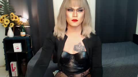Snapshot of xyournightmarequeenx chatting on 12/17/24, 10:43 QueenMarina online show from 12/17/24, 10:43