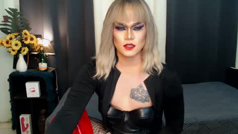 Snapshot of xyournightmarequeenx chatting on 12/25/24, 02:03 QueenMarina online show from 12/25/24, 02:03