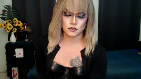 Snapshot of xyournightmarequeenx chatting on 01/07/25, 01:59 QueenMarina online show from 01/07/25, 01:59