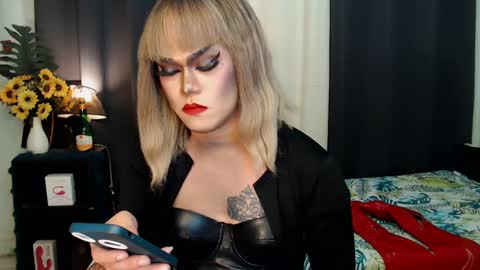 Snapshot of xyournightmarequeenx chatting on 01/20/25, 09:43 QueenMarina online show from 01/20/25, 09:43