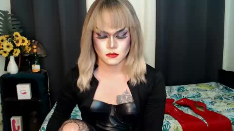 Snapshot of xyournightmarequeenx chatting on 01/29/25, 12:13 QueenMarina online show from 01/29/25, 12:13