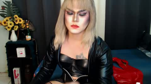 Snapshot of xyournightmarequeenx chatting on 02/01/25, 01:55 QueenMarina online show from 02/01/25, 01:55
