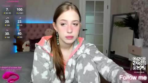 Lina online show from 09/26/25, 12:42