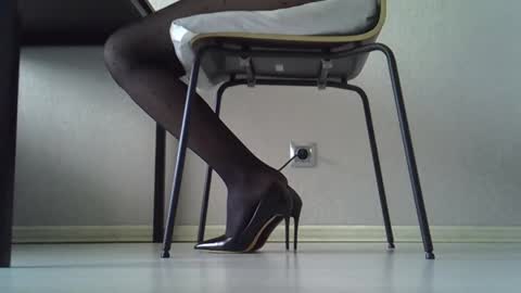 Snapshot of yahi_ko chatting on 04/25/26, 03:31 Dina online show from 04/25/26, 03:31