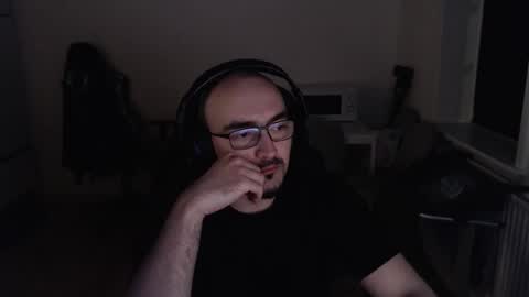 Snapshot of yamillamal157 chatting on 10/25/25, 09:42 YamilLamal online show from 10/25/25, 09:42