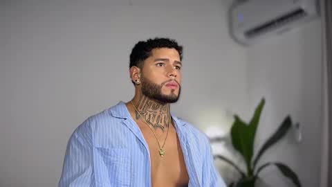 Snapshot of yamp_bigcock chatting on 10/31/25, 01:28 yamp sambrano online show from 10/31/25, 01:28