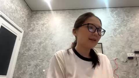 Snapshot of yangstauch chatting on 06/10/26, 03:33 Chloe online show from 06/10/26, 03:33