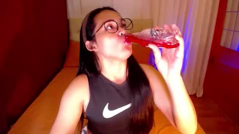 Snapshot of yanny_xoxo chatting on 09/22/25, 04:42 Allisonn online show from 09/22/25, 04:42
