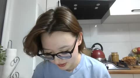 Snapshot of yanverfaille chatting on 10/12/25, 04:17 Lily online show from 10/12/25, 04:17