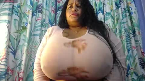 Snapshot of yasmin_bigtits chatting on 12/25/24, 10:27 Yasmin online show from 12/25/24, 10:27