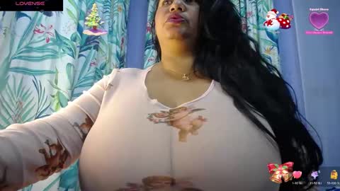 Snapshot of yasmin_bigtits chatting on 12/31/24, 09:31 Yasmin online show from 12/31/24, 09:31