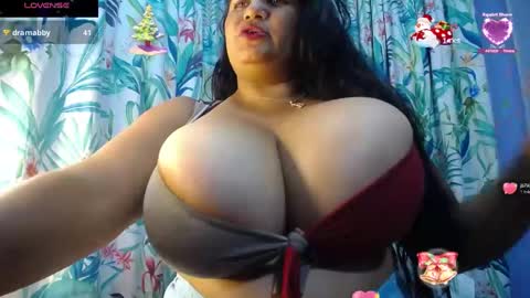 Snapshot of yasmin_bigtits chatting on 12/31/24, 09:06 Yasmin online show from 12/31/24, 09:06