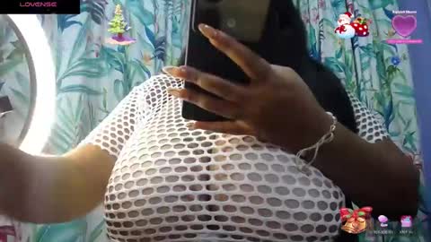 Snapshot of yasmin_bigtits chatting on 01/02/25, 10:22 Yasmin online show from 01/02/25, 10:22