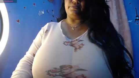 Snapshot of yasmin_bigtits chatting on 01/19/25, 10:49 Yasmin online show from 01/19/25, 10:49