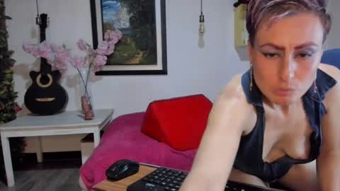 Snapshot of yasmin_goldenst chatting on 01/31/25, 01:54 Yasemin online show from 01/31/25, 01:54