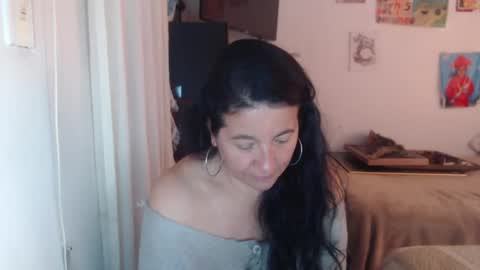 Snapshot of yasmin_love85 chatting on 11/11/25, 02:06 yasmin_love85 online show from 11/11/25, 02:06