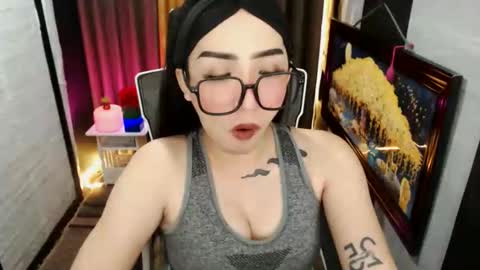 Snapshot of yassiered chatting on 09/21/25, 09:22 yassiered online show from 09/21/25, 09:22