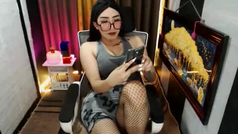 Snapshot of yassiered chatting on 09/23/25, 10:51 yassiered online show from 09/23/25, 10:51