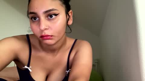 yazzydeleon online show from 11/11/25, 08:36