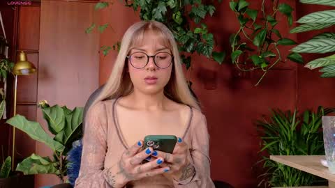 yeriawaddell  online show from 05/19/26, 08:48