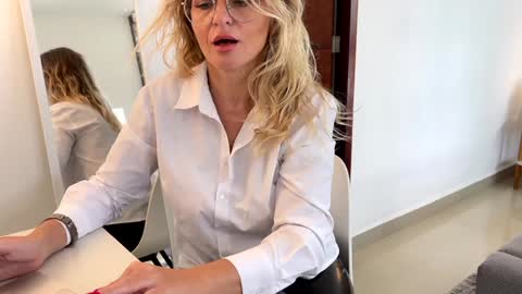 Snapshot of yes_mommy_zlata chatting on 12/04/24, 08:29 Zlata online show from 12/04/24, 08:29