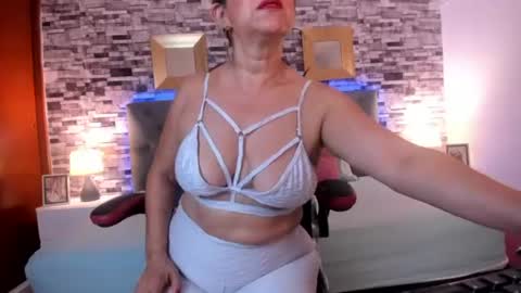 Snapshot of yeseniaa_25 chatting on 07/14/26, 01:06 Yeseniaa online show from 07/14/26, 01:06