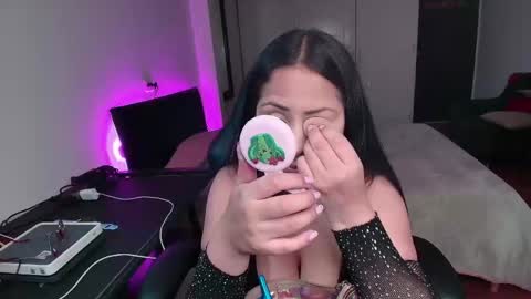 yesie_hot2 online show from 09/17/25, 01:07