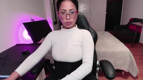 yesie_hot2 online show from 09/25/25, 02:48