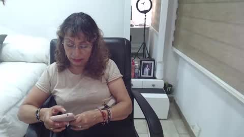 Snapshot of yessilatin chatting on 12/06/24, 10:52 jessy online show from 12/06/24, 10:52