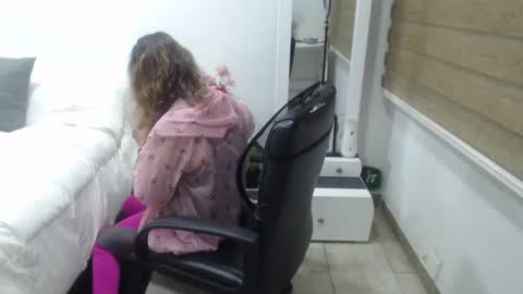 Snapshot of yessilatin chatting on 12/17/24, 12:12 jessy online show from 12/17/24, 12:12