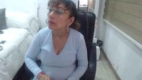 Snapshot of yessilatin chatting on 12/18/24, 11:40 jessy online show from 12/18/24, 11:40