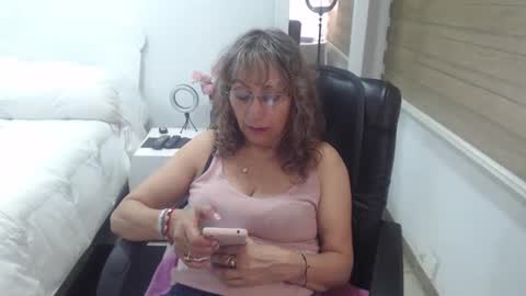 Snapshot of yessilatin chatting on 12/30/24, 01:04 jessy online show from 12/30/24, 01:04