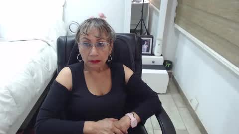 Snapshot of yessilatin chatting on 01/12/25, 02:45 jessy online show from 01/12/25, 02:45