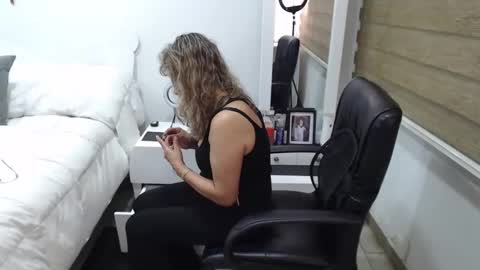 Snapshot of yessilatin chatting on 02/09/25, 01:00 jessy online show from 02/09/25, 01:00